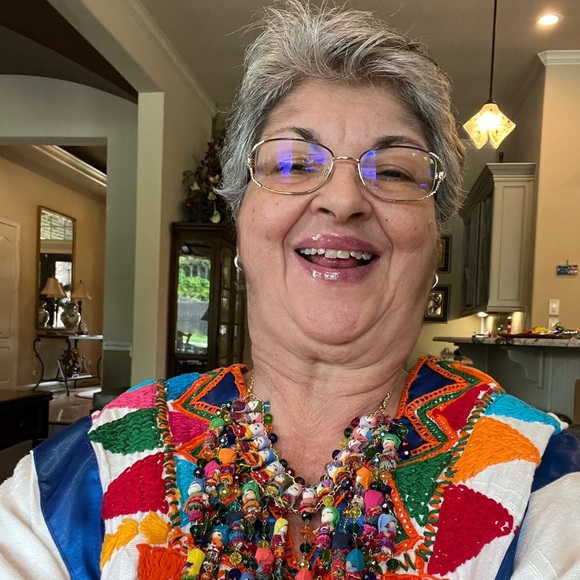 Meet your Posher, Gloria - Picture 1 of 2